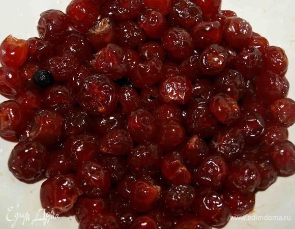 Замачиваем вишню  в коньяке (или заливаем горячим чаем). Несколько штук ягод откладываем для украшения.