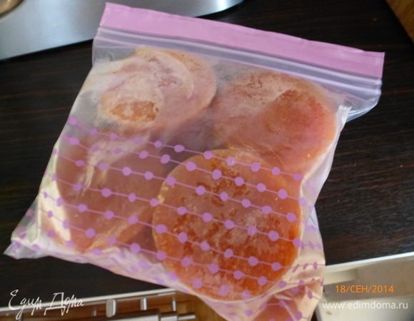 Замороженную томатную пасту раскладываем по пакетам и храним в морозилке.