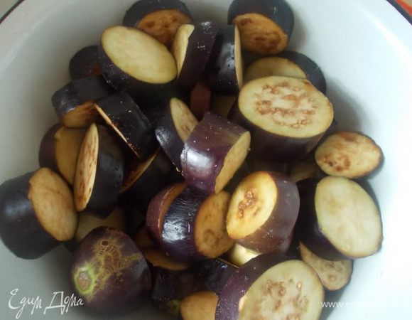 Баклажаны порезать не тонкими колечками и посолить одной столовой ложкой соли.