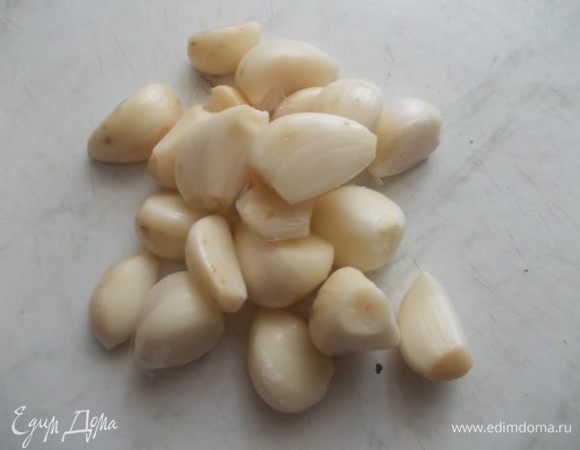 Чеснок почистить.