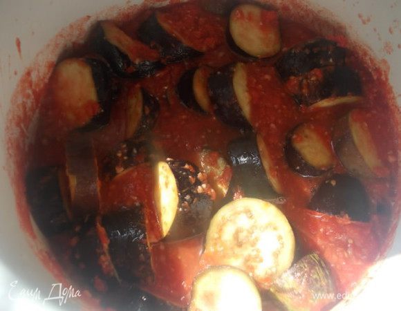 Добавить туда отжатые баклажаны и помешать. Накрыть крышкой и тушить минут 20-25,изредка и аккуратно помешивая. Баклажаны не должны превратится в кашу.