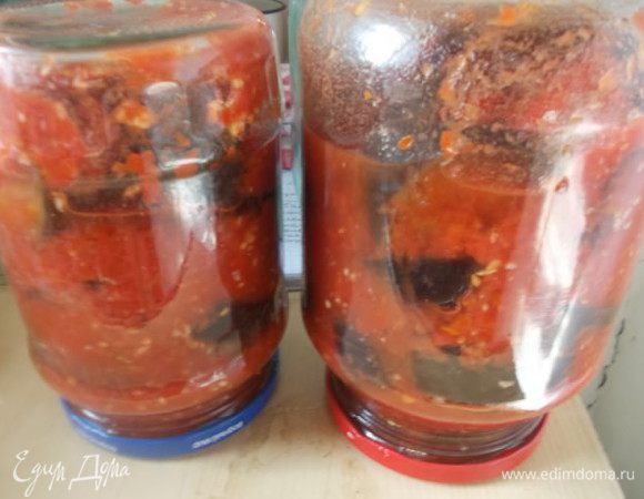 Разольем по баночкам и закатаем,перевернем вверх дном. У меня получилось 2 л баночки и пиалка,чтобы попробовать.