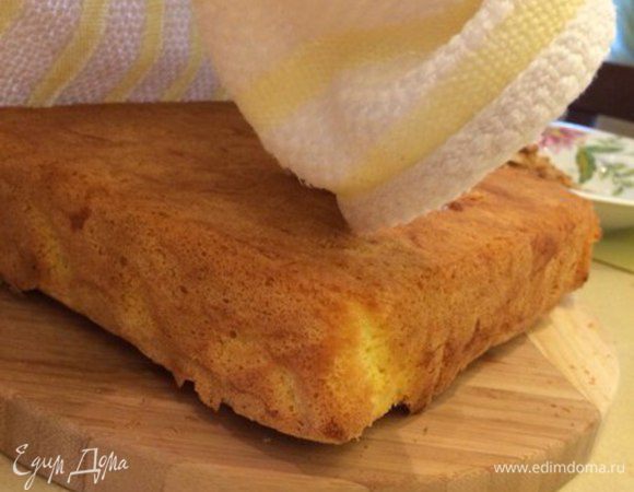 Выпекаем корж при температуре 170 градусов 1 час. Вынимаем. Даем остыть 5-10 минут в форме. Затем вынимаем бисквит на деревянную доску и даем бисквиту "отдохнуть" минимум 5 часов.