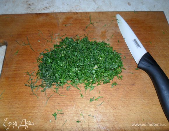 Зелень фенхеля нарезаем мелко.