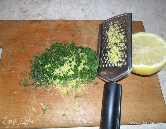 Натираем цедру лимона на мелкой терке.