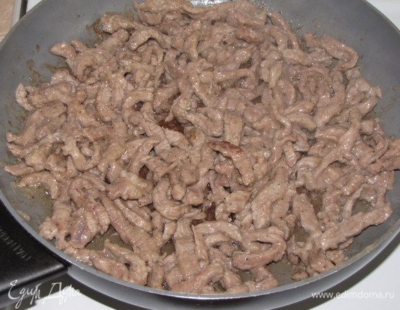 Разогреть сковороду с половиной оливкового масла на сильном огне и обжарить мясо до золотистой корочки. Переложить мясо на тарелку и сохранять в тепле.