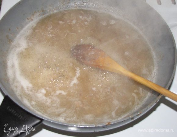 В сковороду добавить бульон (можно воду), довести до кипения, соскребая лопаткой остатки со дна сковороды, и готовить 5 минут.