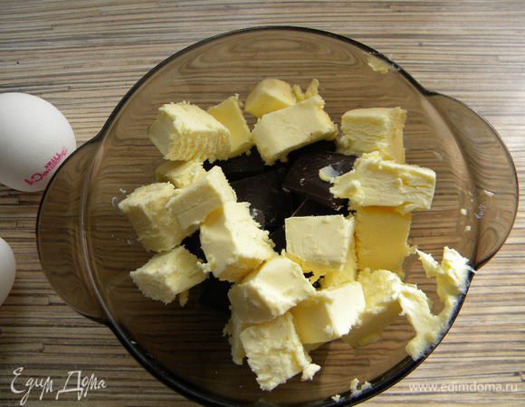 Топим шоколад и масло...