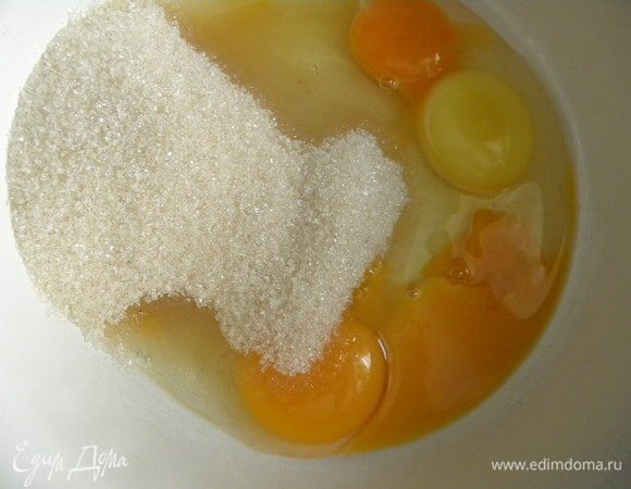 Взбиваем яйца с сахаром до бела...