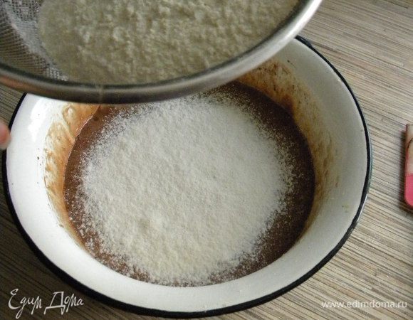 В яичную смесь кладем шоколадную, ваниль,просеиваем муку с разрыхлителем, перемешиваем...