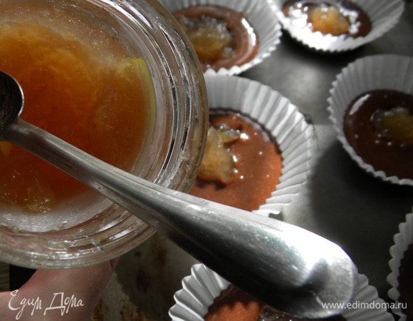 И раскладываем в формы - сначала пару ложек теста шок. потом джем и опять тесто...и в дух. разогретую 145 гр на 20-30 мин. пока потрескаются.