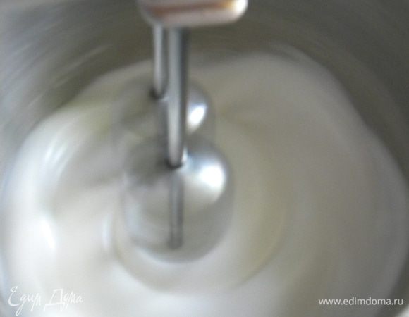 Потом взбиваем холодные белки с сахарной пудрой, по желанию краситель.