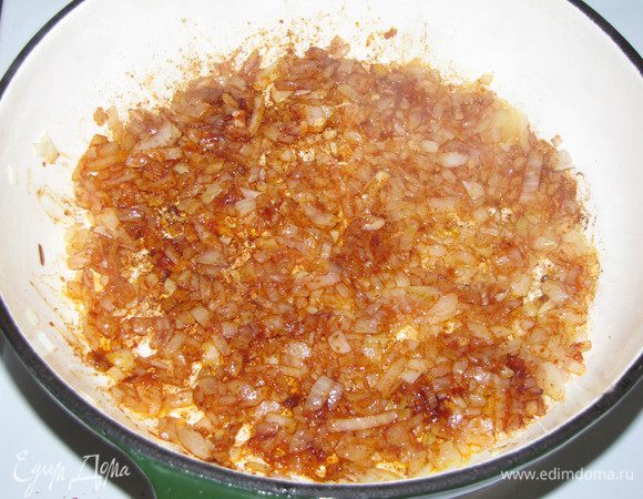 Очистить и мелко нарезать лук и чеснок. Перец нарезать полосками или квадратами. Грибы нарезать ломтиками. Разогреть в другой сковороде оставшееся оливковое масло и жарить лук до мягкости,5-7 минут. Добавить чеснок и паприку и, помешивая, готовить 1 минуту.