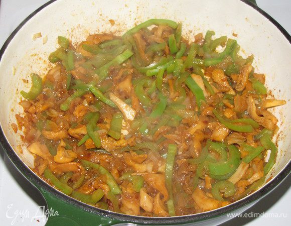 Добавить перец и грибы и жарить на сильном огне 8-10 минут. Влить уксус и готовить еще 2 минуты.