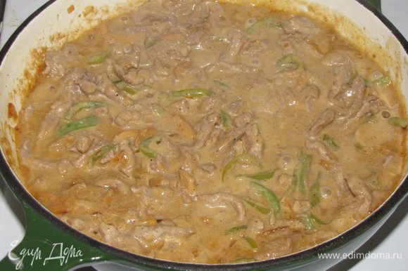 Перелить бульон со сковороды в соус и добавить мясо, довести до кипения и готовить 3 минуты. Затем добавить сметану, посолить, поперчить и снять сковороду с огня.