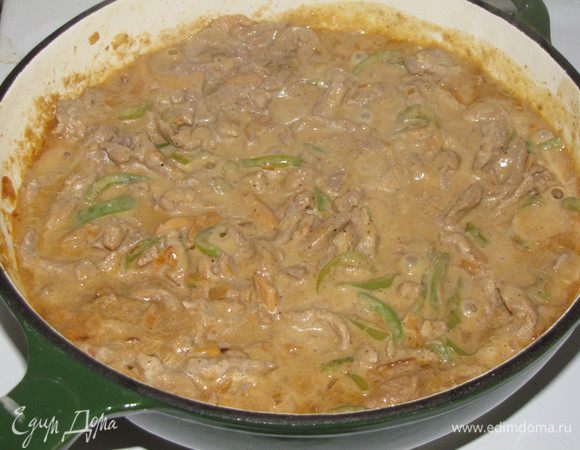 Перелить бульон со сковороды в соус и добавить мясо, довести до кипения и готовить 3 минуты. Затем добавить сметану, посолить, поперчить и снять сковороду с огня.
