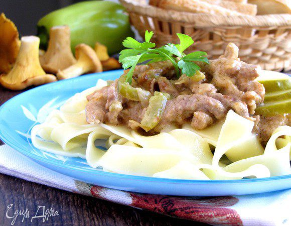 Подайте бефстроганов с широкой лапшой, тольятелле или фетучине. Приятного аппетита!