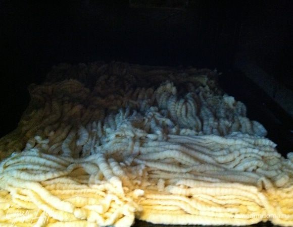 Перекручиваем тесто через мясорубку.