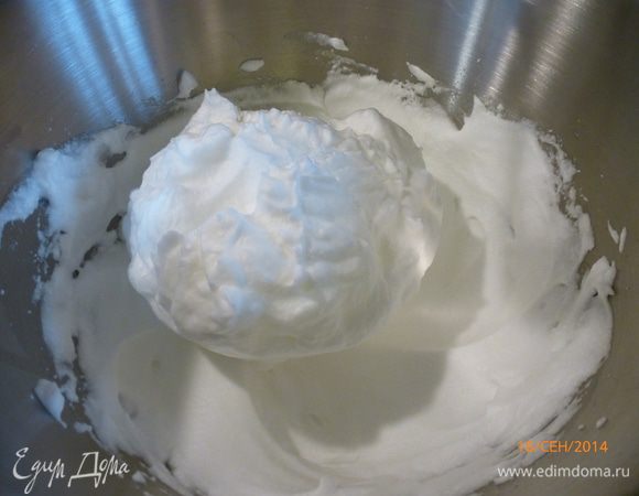 Отделяем белки от желтков. Взбиваем белки со щепоткой соли до жестких пиков.