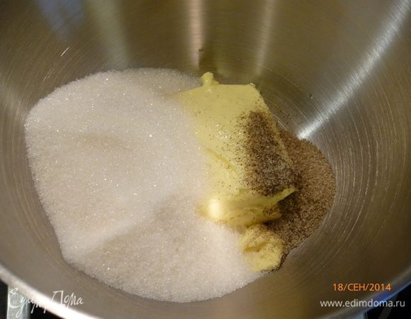 Масло (комнатной температуры) взбиваем с сахаром и ванильным сахаром добела (до кремообразного состояния).