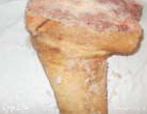 Рульку хорошо натереть солью, 3-4 ложки пойдет. Завернуть в ткань, которая не красится, натуральная, или можно в марлю, я в этот раз дела в ней. Положить в миску и отправить в холодильник. Каждый день переворачивать, солить 6-7 дней.У меня была рулька 1.8 кг, регулируйте время соления,например,если ваша рулька 700 г,то и солить ее нужно дней 5-6,а если 2 кг,то дней 8-9.