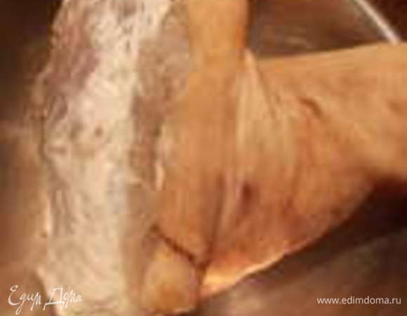 Затем достать из холодильника, помыть и вымачивать в большом кол-ве воды, например в ведре, или большой кастрюле.Вымачивать 6-7 часов,сколько дней солили,столько часов и вымачивайте. Пару раз поменяйте воду!