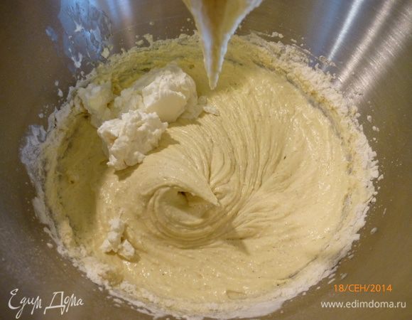 Добавляем половину маскарпоне и хорошо взбиваем тесто.
Затем все повторяем, добавляем вторую половину муки и маскарпоне.