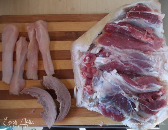 Теперь подготовим мясо - кость нужно аккуратно вырезать, не повредив мясо со шкурой. Куриное филе порезать на несколько полосок. А язык, который мы предварительно сварили до полуготовности, порезать на несколько частей. У меня влезло только три полосочки курицы и две полосочки языка, все зависит от размера рульки.