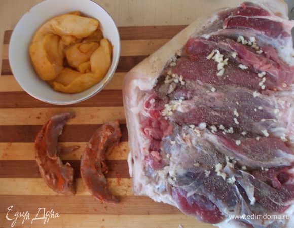 Рульку присыпать черным перчиком,порезать туда чесночка немножко. Филе курицы обтереть хорошенько куркумой, а язык натереть паприкой.