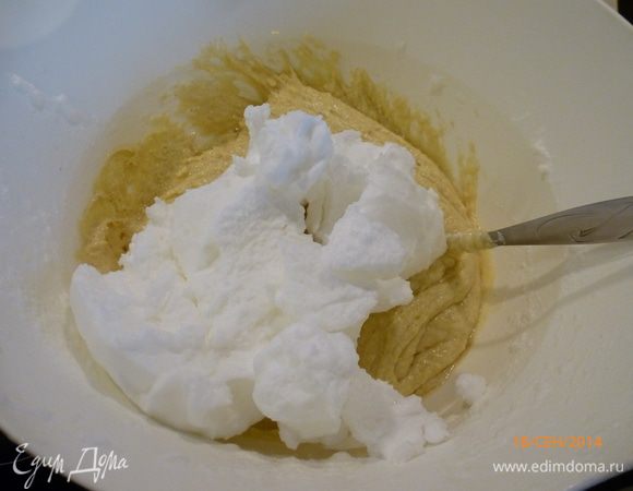 В три захода добавить взбитые белки, аккуратно перемешивая от края к центру до однородности.