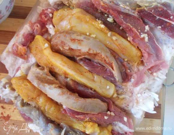 Выкладываем полосочки курицы и языка, поочередно на мясо, плотно прижимаем.