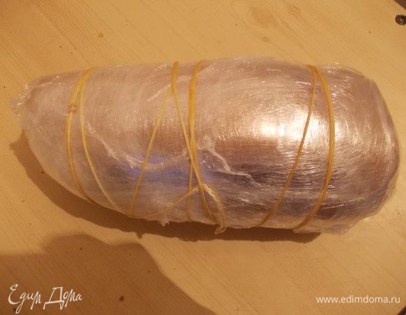 Обмотать ниткой для крепости. Отправить вариться 2 часа с момента закипания, при минимальном кипении,как вы варите холодец,чтобы едва кипело,чтобы вы видели едва поднимаюшиеся пузырьки, только так вы сохраните розовый цвет. Затем вынуть из воды и оставить до полного остывания,не снимая пленки, затем отправить в холодильник, когда полностью застынет, можно резать и кушать. Пока я утром встала, муж себе уже бутербродов наделал.... и это было 6 утра..... не выдержал!!!!