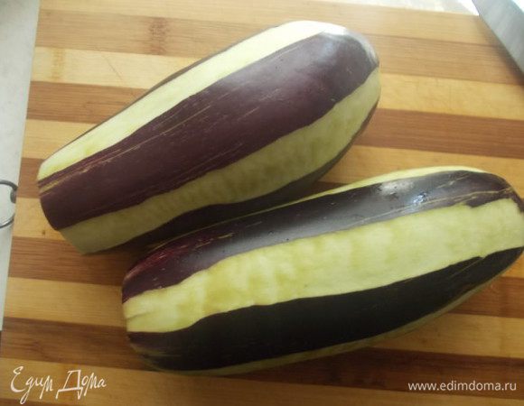 Баклажаны почистить полосками и посолить, оставить на полчасика, пока не выйдет горечь.