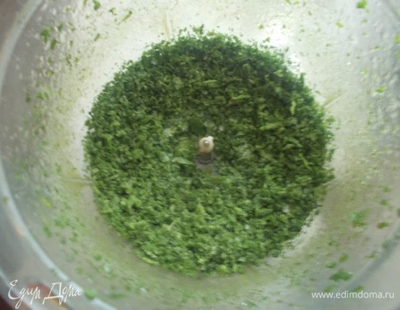 Шпинат в мороженном виде измельчить в блендере.