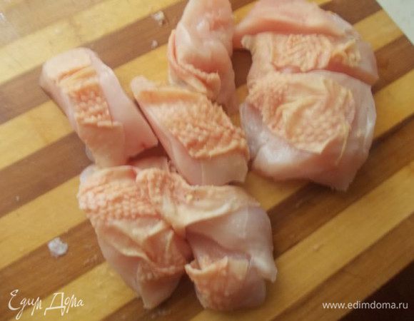 Грудку порезать кусочками и помолоть вместе с чесноком.