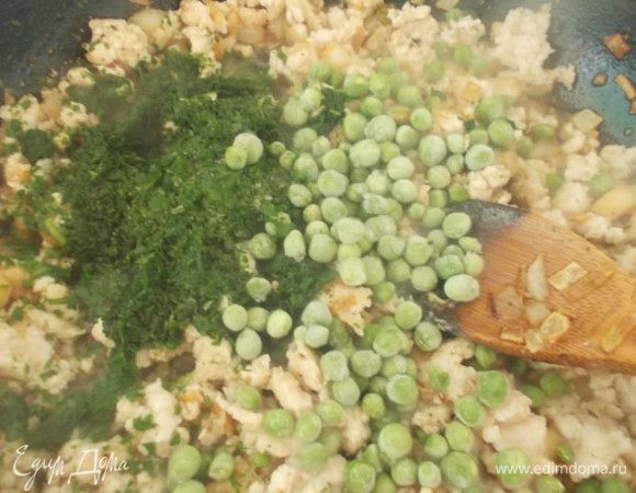 Добавить горошек и шпинат,протушить пару минут,посолить и поперчить.