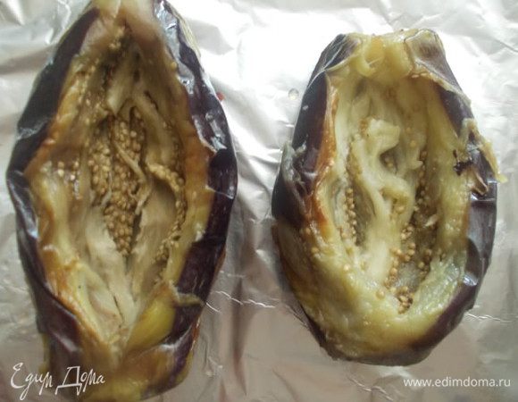 Баклажаны разрезать вдоль,но не до конца,раскрыть их как лодочки. Выложить на фольгу.