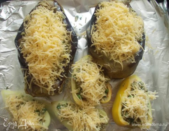 Затем засыпать тертым сыром и отправить запекаться при 200С. на полчасика.