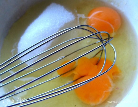 Взбиваем яйца с сахаром и солью.