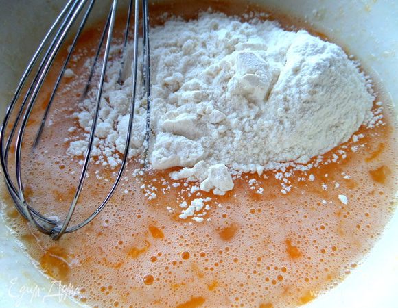 Высыпаем муку. У Вали муки 2 ложки с горкой, я их отмерила и получилось 50 г. Снова чуть взбить.