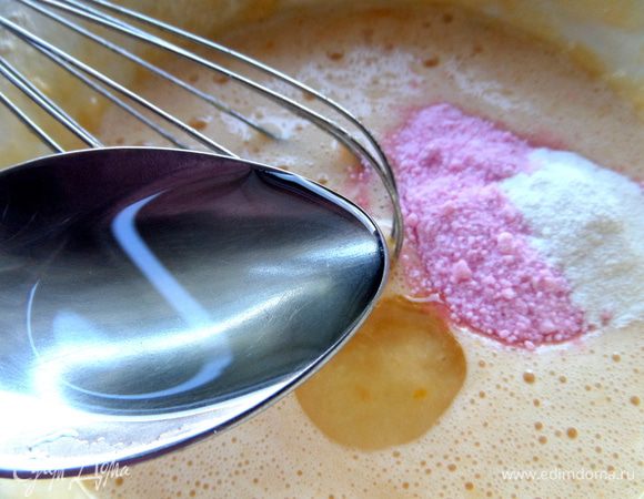 Вливаем растительное масло. Вместо крахмала я взяла сухой кисель ароматный клюквенный. Добавим разрыхлитель. Перемешиваем.