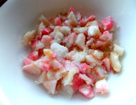 Запекание яблок я упростила...Просто нарезала на кусочки, присыпала сахаром и поставила в СВЧ на минуту.