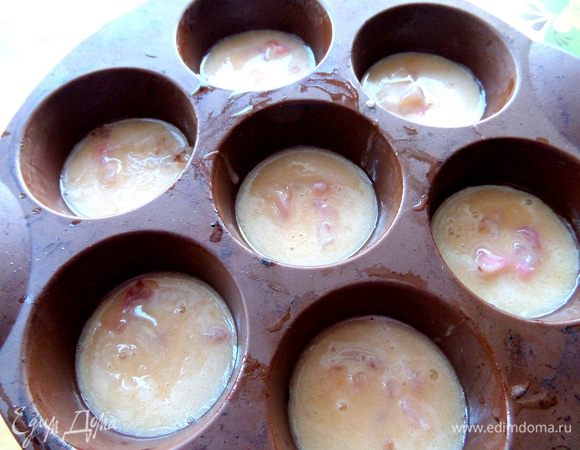 Заливаем остатками теста (тесто жидкое!).