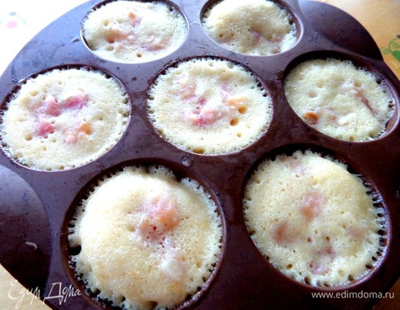 Ставим на максимум (750 у меня) в СВЧ ровно на 3 минуты, не вынимаем ещё пару минут. Они сначала поднимутся горкой,потом выровняются и вот такой результат получаем! Проводим ножом по краю (если не выскакивают!) и вынимаем кексы.