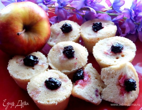 Я украсила тёртой смородиной,всё вместе очень вкусно! В следующий раз попробую с другими начинками)))