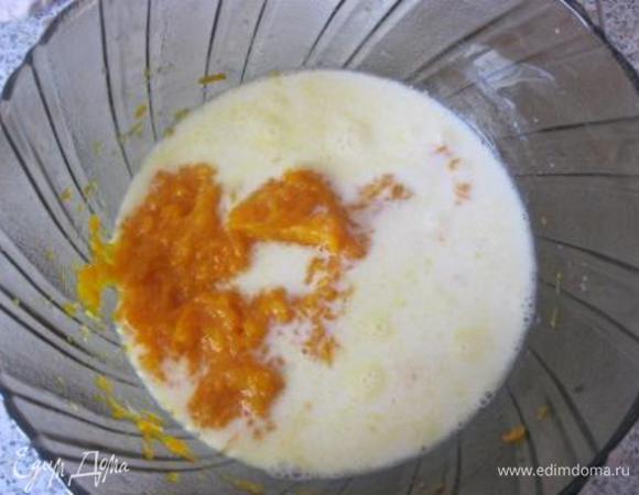 Влить теплое молоко. Все хорошо перемешать.