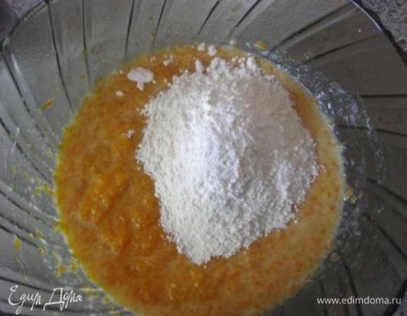 Всыпать муку с солью и разрыхлителем.
Замесить мягкое тесто.
Если тесто будет жидковато, то добавить еще 2-3 ст. л. муки.