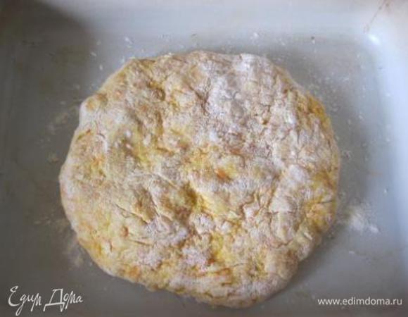 Тесто разделить на две части.
Каждую часть раскатать в лепешку, толщиною 1.5 см.