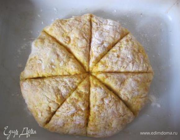 Переложить в форму, форму чуть присыпать мукой.
Ножом разрезать на 8 сегментов.
Выпекать в разогретой до 180 С духовке, 20-25 минут.