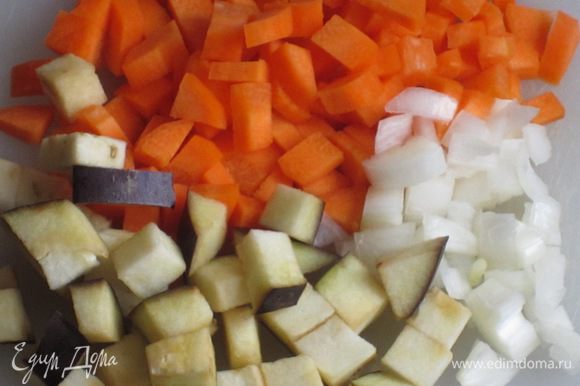 Репчатый лук, морковь и баклажан нарезать мелкими кубиками.